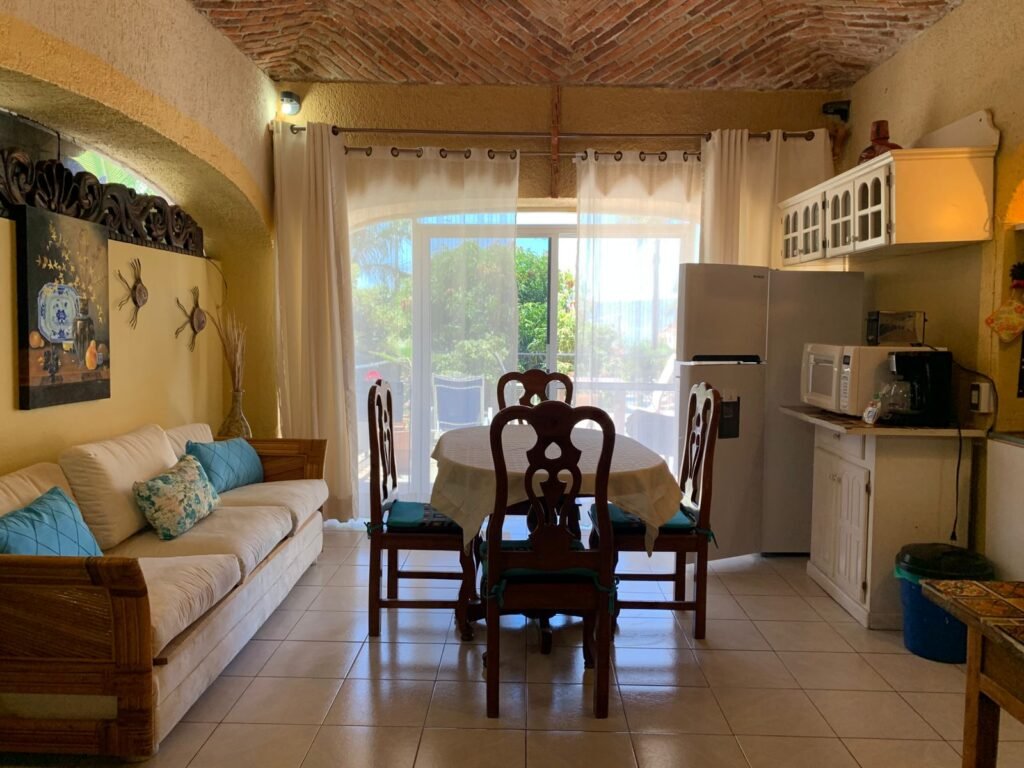 Comedor y sofa junto a la cocineta