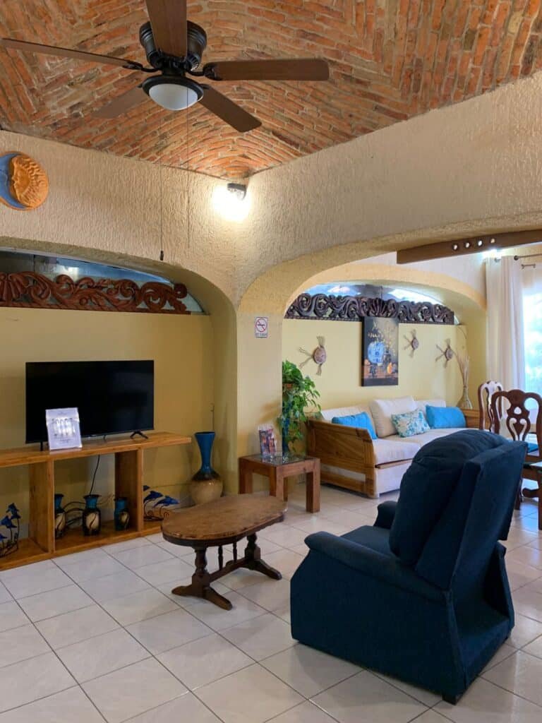 T.v de la habitacion y sillon