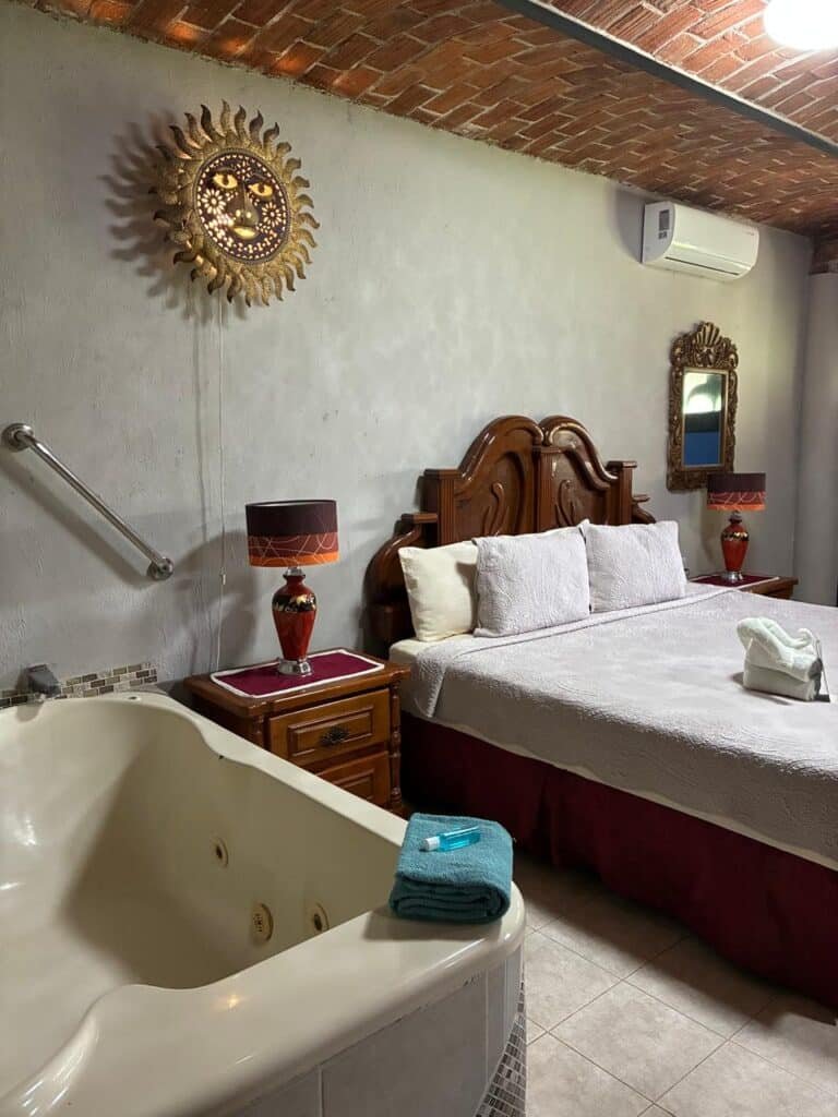 vista interior de la suite con jacuzzi y cocineta