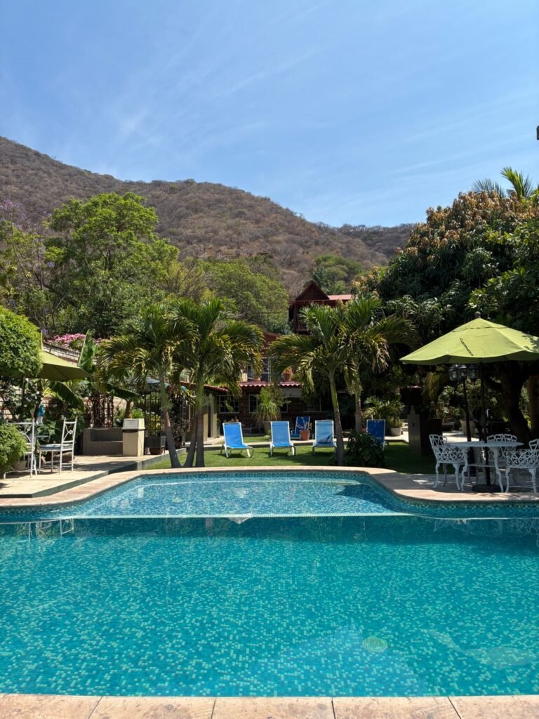 Jardines y alberca del hotel